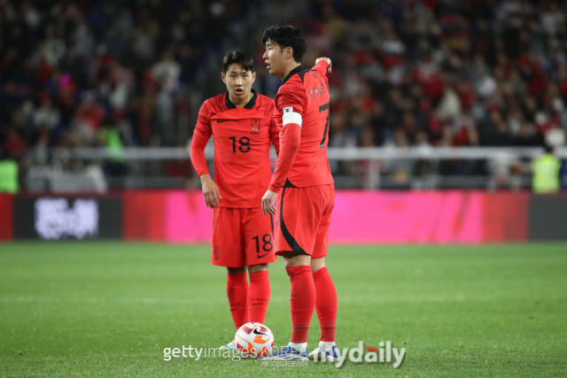 한국 축구 대표팀 이강인과 손흥민./게티이미지코리아