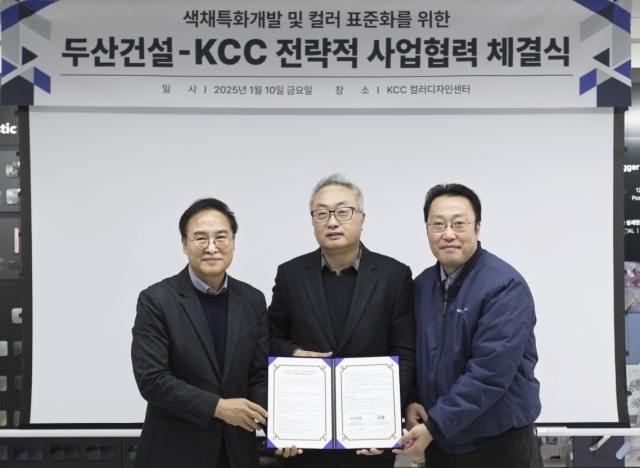 (왼쪽부터) 맹희재 KCC 상무, 신종범 두산건설 상무, 안일진 KCC 상무가 업무협약 체결 기념 사진을 촬영하고 있다. /KCC