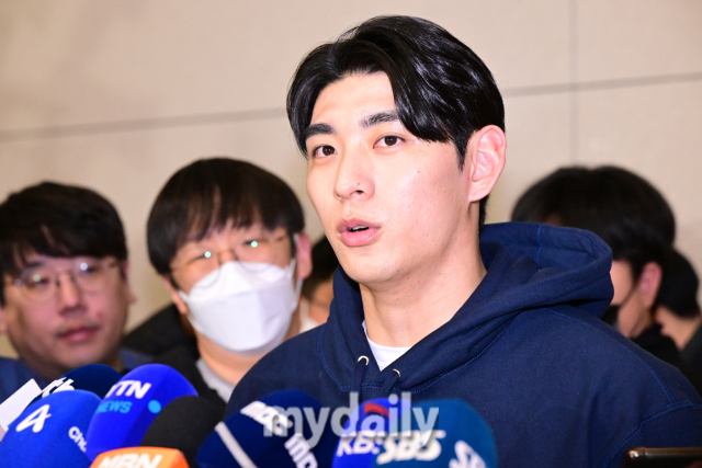 샌프란시스코 이정후가 메이저리그 두 번째 시즌 준비를 위해 13일 오후 인천국제공항을 통해 미국으로 출국 하기 전 취재진과 인터뷰를 하고 있다./인천공항=곽경훈 기자