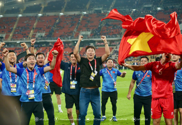 김상식 감독(왼쪽에서 다섯 번째)이 2024 AFF컵 우승 후 환호하고 있다. /베트남축구협회 제공