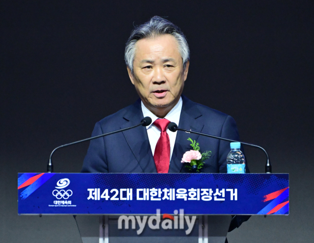 기호 1번 이기흥이 14일 서울 방이동 올림픽공원 올림픽홀에서 진행된 제42대 대한체육회장 선거에 참석해 소견 발표를 하고 있다. 선거 후보자(이하 기호순)는 ▲이기흥 대한체육회장, ▲김용주 전 강원특별자치도체육회 사무처장, ▲유승민 전 국제올림픽위원회 위원, ▲강태선 서울특별시체육회장, ▲오주영 대한세팍타크로협회장, ▲강신욱 단국대학교 명예교수 등 총 6명이다. 이번 선거는 각 후보자의 소견 발표와 투표, 개표, 개표 결과 공표, 당선인 결정 순으로 진행된다./마이데일리