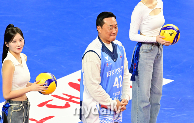 KIA 김태군이 시구를 하기 전 입술을 깨물며 긴장하고 있다 / 화성 = 유진형 기자 zolong@mydaily.co.kr