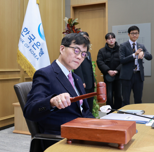 이창용 한국은행 총재가 16일 오전 서울 중구 한국은행에서 열린 금융통화위원회 본회의에서 의사봉을 두드리고 있다./한국은행