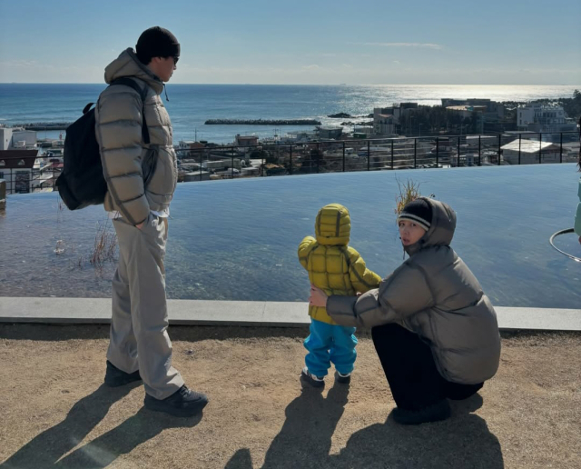 가족의 근황을 공개한 배우 윤승아, 김무열 부부./배우 윤승아 인스타그램