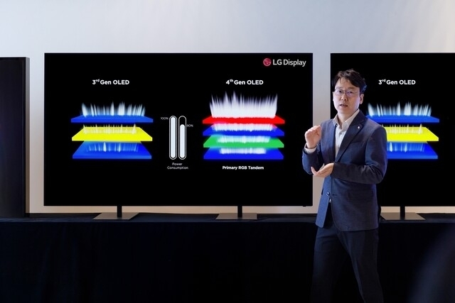 이진상 LG디스플레이 연구위원이 16일 마곡 LG사이언스파크에서 열린 LG디스플레이 4세대 OLED 패널 기술 설명회에서 4세대 OLED 기술을 시연하고 있다./ LG디스플레이