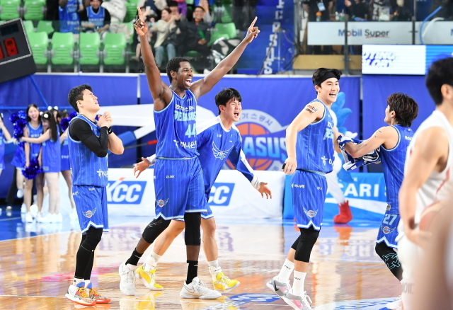 대구 한국가스공사 페가수스 앤드류 니콜슨이 버저비터에 성공한 뒤 기뻐하고 있다./KBL