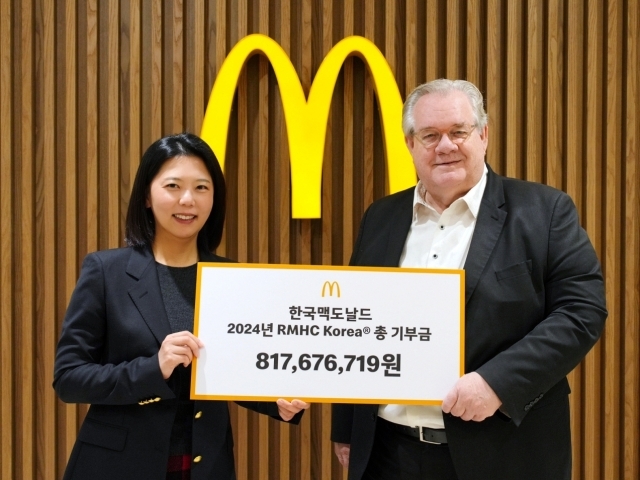 지난 12월 23일 열린 기부금 전달식에서 김기원 한국맥도날드 대표이사(왼쪽)와 제프리 존스 RMHC Korea 회장이 기념촬영을 하고 있다. /한국맥도날드