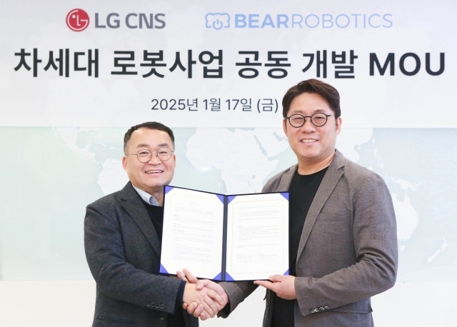 이준호 LG CNS 상무(왼쪽)와 하정우 베어로보틱스 대표가 MOU 체결 후 기념사진을 촬영하는 모습. /LG CNS