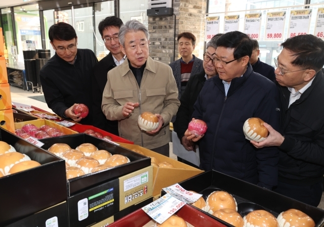 강호동 농협중앙회장(왼쪽 3번째)과 백호 영등포농협 조합장(왼쪽 5번째) 등 관계자들이 모여 농축산물 수급상황을 점검하고 있다./농협중앙회 