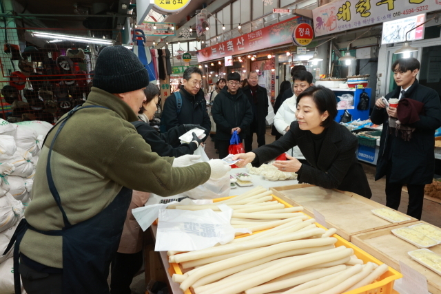 오영주 중소벤처기업부 장관이 20일 대전 태평전통시장을 방문해 온누리 상품권으로 장을 보고 있다. /중기부