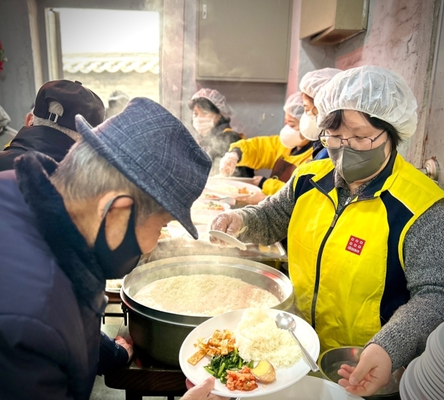 아성다이소 임직원이 지난 21일 사회복지원각 무료 급식소에서 노인과 노숙인 대상 무료 점심을 배식하고 있다. /아성다이소