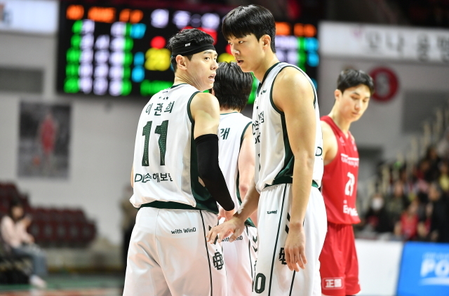 원주 DB 프로미 이관희, 김보배./KBL