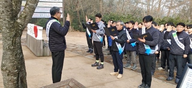 정기연 국가철도공단 호남본부장(왼쪽 첫 번째)이 공단 및 협력사 관계자들과 함께 23일 영암군 월출산에서 안전·청렴 결의를 하고 있다./국가철도공단 호남본부