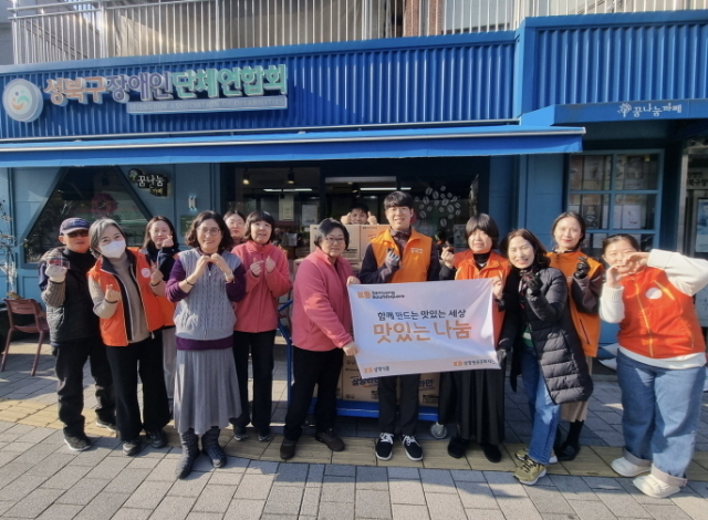 삼양식품은 지난 17일 설 명절을 맞아 성북구장애인단체연합회에 라면을 기부했다. / 삼양라운드스퀘어