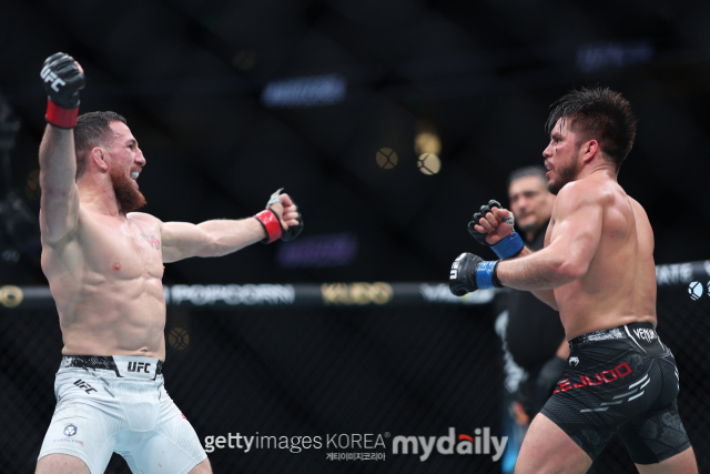 지난해 2월 UFC 298에서 메랍(왼쪽)과 맞붙은 세후도. /게티이미지코리아