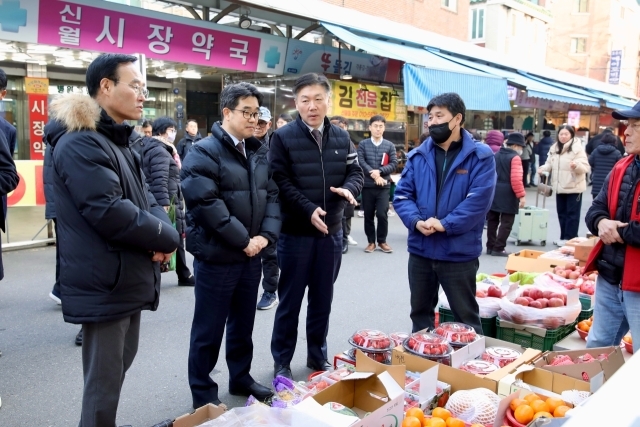 김성섭 중소벤처기업부 차관과 박범수 농림축산식품부 차관이 지난 22일 서울 양천구 신영시장을 방문해 설 성수품 수급 상황을 점검하고 있다. /중기부