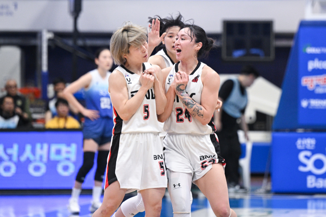 부산 BNK 썸 안혜지(왼쪽)와 김소니아./WKBL