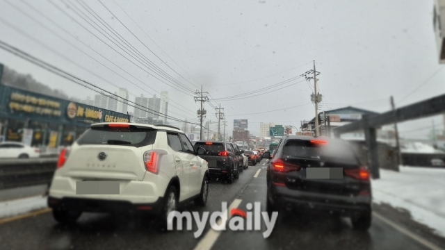 전국적인 폭설 및 한파로 인해 귀성·귀경길 고속도로 정체가 심화되고 있다./마이데일리DB