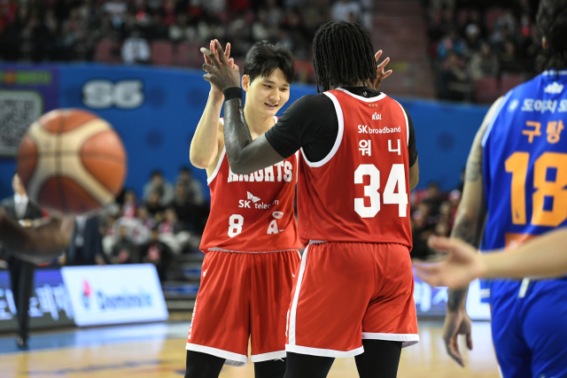 서울 SK 안영준, 자밀 워니./KBL 