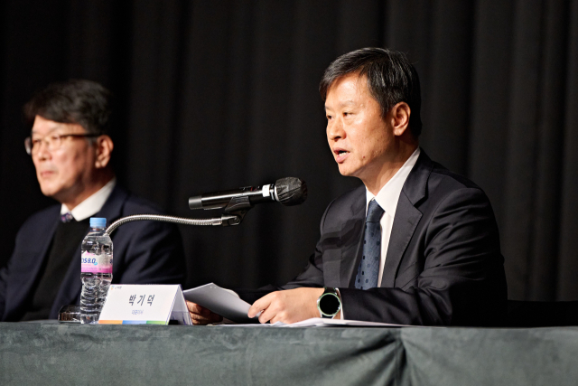 박기덕 고려아연 대표이사가 24일 오후 서울 용산구 그랜드하얏트 서울에서 열린 기자회견에서 임시주총 결과 등 최근 현안과 관련한 경영진의 입장을 설명하고 있다./고려아연