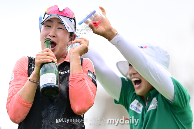 김아림(왼쪽)이 우승 확정 후 양희영으로부터 축하를 받고 있다./게티이미지코리아