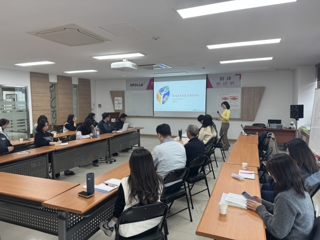 하나루프 김혜연 대표가 아폴로산업 강의실에서 탄소경영 집합교육을 실시하고 있다. /아폴로산업 제공