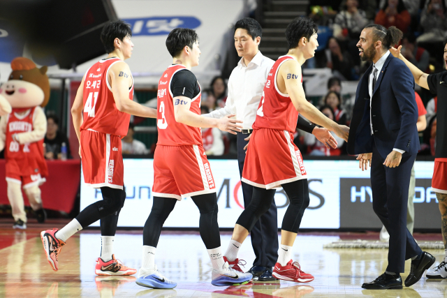 서울 SK 전희철 감독./KBL