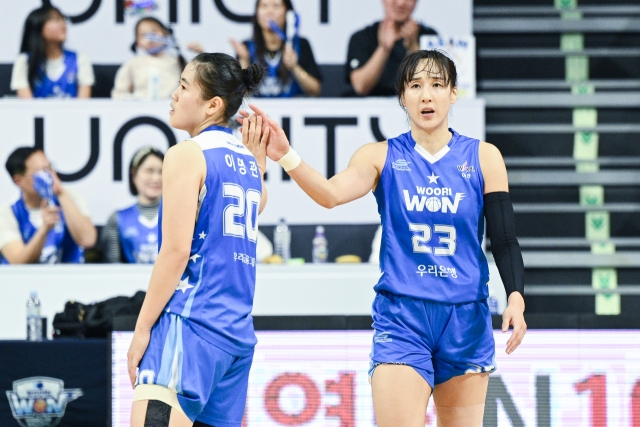 아산 우리은행 이명관, 김단비./WKBL 