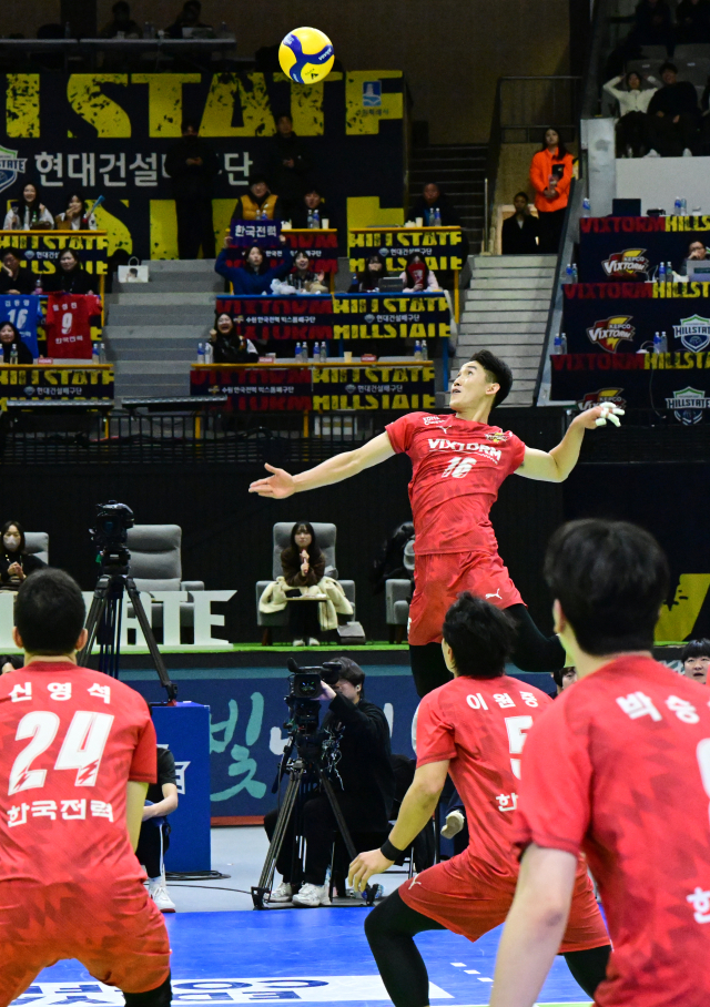 30득점을 올린 한국전력 김동영이 점프를 하며 공격을 시도하고 있다.