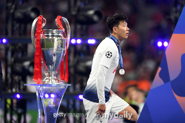 2018-2019시즌 UEFA 챔피언스리그 준우승에 머물며 빅이어를 지나치는 손흥민. /게티이미지코리아