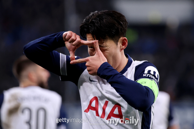 손흥민이 지난달 24일 호펜하임과 UEFA 유로파리그 경기에서 골 세리머니를 펼치고 있다. /게티이미지코리아