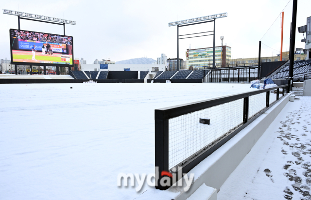 새 야구장에서 바라본 구 야구장