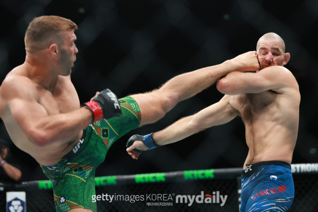 두 플레시스(왼쪽)가 UFC 312 경기에서 스트릭랜드에게 헤드킥을 적중하고 있다. /게티이미지코리아