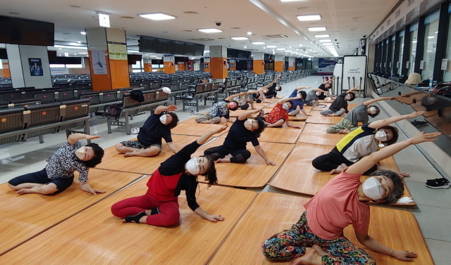 장외지점에서 문화교실 프로그램인 요가교실을 진행하고 있다./경륜경정총괄본부 제공