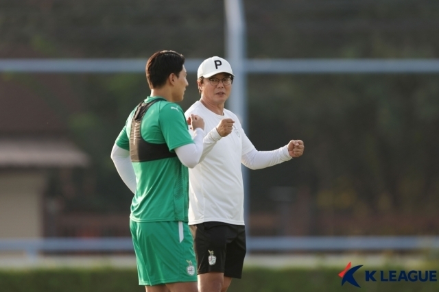 주민규와 황선홍 감독/한국프로축구연맹