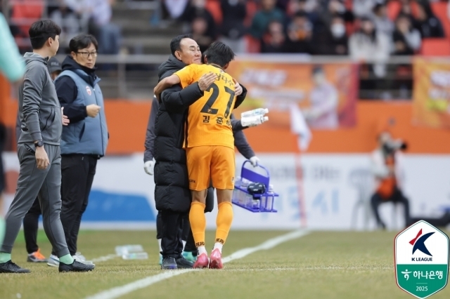 김학범 제주 SK 감독과 김준하/한국프로축구연맹