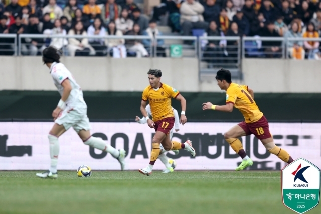 광주FC와 수원FC의 경기 모습/한국프로축구연맹