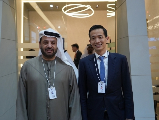 김동관 한화그룹 부회장(오른쪽)이 17일 아랍에미리트(UAE)에서 열린 방위산업 전시회 IDEX 2025에서 파이살 알 반나이 EDGE 그룹 CEO(왼쪽)와 업무 미팅을 진행하고 있다. /한화에어로스페이스