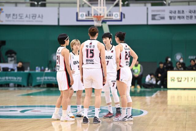 부산 BNK 썸이 부천 하나은행을 꺾고 정규리그 2위를 확정했다./WKBL