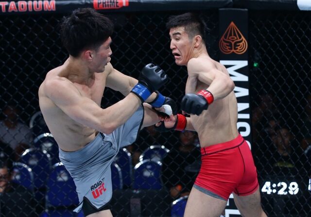 상대에게 보디 킥을 날리는 이창호(왼쪽). /UFC 제공