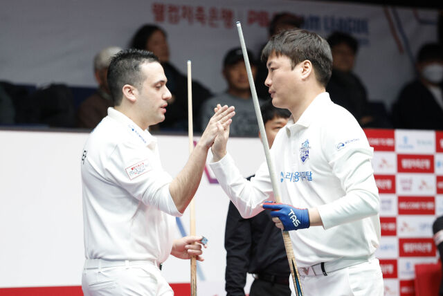 1세트 승리 후 기뻐하는 다비드 사파타(왼쪽)과 강민구./PBA