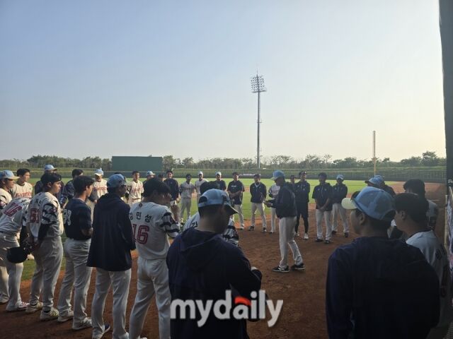 롯데 김용희 2군 감독이 선수들을 격려하고 있다/타이난(대만)=김진성 기자 kkomag@mydaily.co.kr