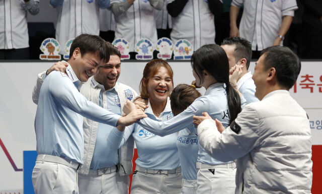 우리금융캐피탈이 파이널 진출 확정 후 환호하고 있다./PBA