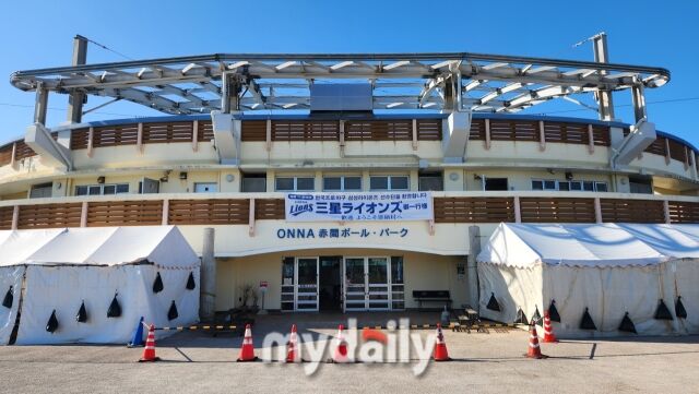 경기가 펼쳐지는 온나손 아카마 볼파크./오키나와(일본)=김경현 기자