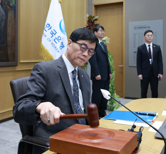 이창용 한국은행 총재가 25일 서울 중구 한국은행 본관에서 열린 금융통화위원회에서 의사봉을 두드리고 있다./한국은행