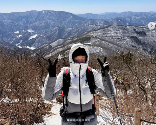 이시영은 함백산에서 행복한 표정을 짓고 있다. / 이시영 SNS 캡처