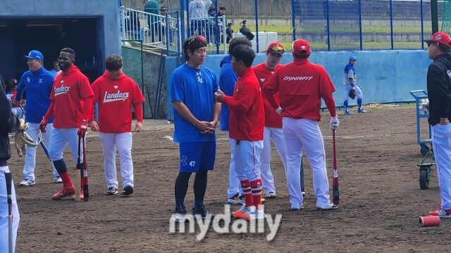 강민호에게 말을 거는 조동화 코치./오키나와(일본)=김경현 기자