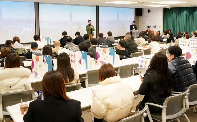 남궁표 롯데면세점 마케팅부문장이 지난 25일 중국 관광통역안내사를 대상으로 초청 행사를 진행하고 있다./롯데면세점