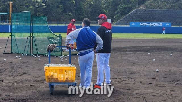 선수들 훈련을 지켜보는 박진만 감독과 이숭용 감독./오키나와(일본)=김경현 기자