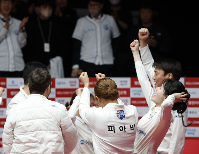 우리금융캐피탈 선수단이 승리 후 환호하고 있다./PBA